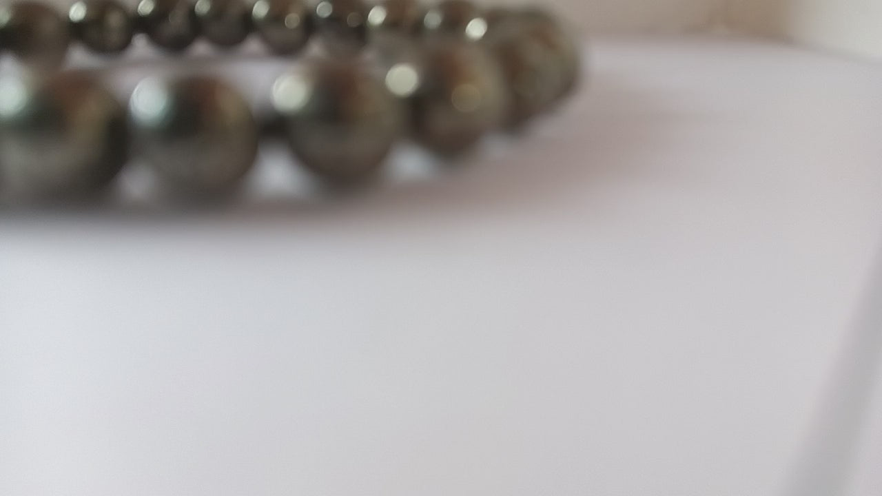 Pyrite braslet It's believed to attract wealth, boost confidence, and provide protection against negative energy. Pyrite is also thought to enhance willpower and promote mental clarity, making it a popular choice for those seeking empowerment and success.