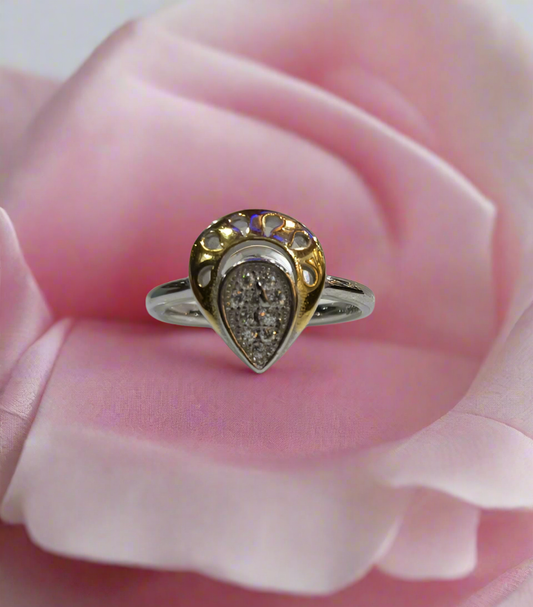 Girls ring 92.5 silver with rhodium plating.                  weight 2.820gm