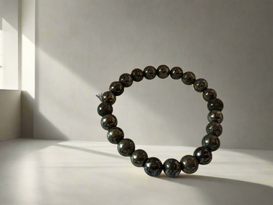Pyrite braslet It's believed to attract wealth, boost confidence, and provide protection against negative energy. Pyrite is also thought to enhance willpower and promote mental clarity, making it a popular choice for those seeking empowerment and success.