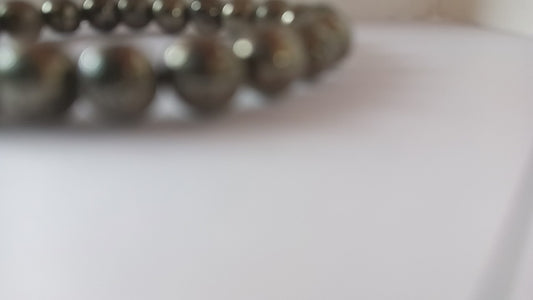 Pyrite braslet It's believed to attract wealth, boost confidence, and provide protection against negative energy. Pyrite is also thought to enhance willpower and promote mental clarity, making it a popular choice for those seeking empowerment and success.