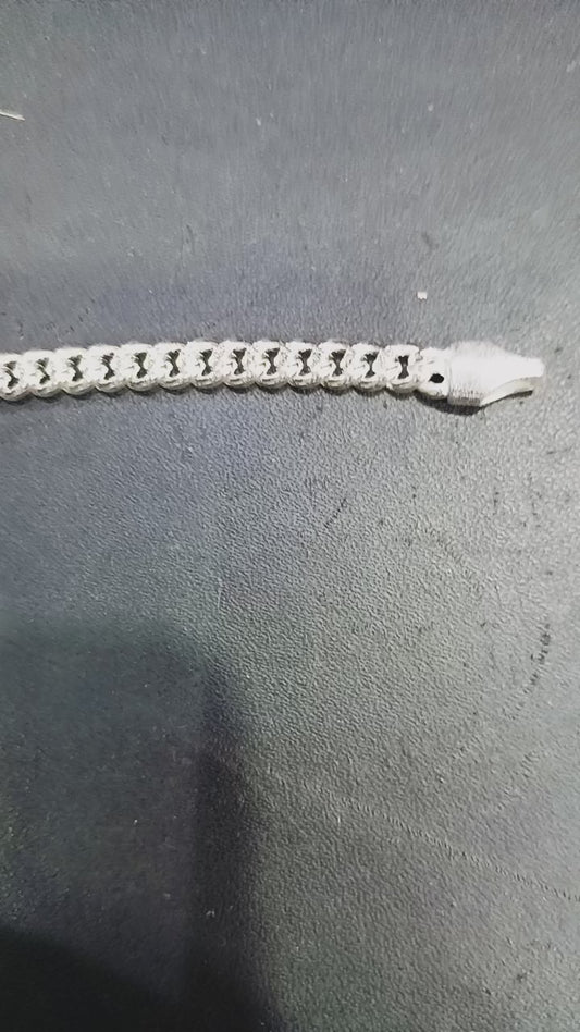 This appears to be a silver bracelet designed for kids, featuring a unique design with a circular centerpiece and a snake-like clasp. The bracelet is made of interlocking links and has a silver finish, with a weight of 10.600 grams. These ength 5.5 inch
